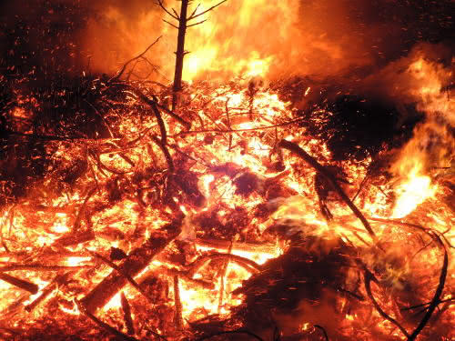 unvollständige Verbrennung: Hutzelfeuer, Osterfeuer